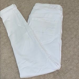 Super cute white American Eagle skinny jeans🤩🤩